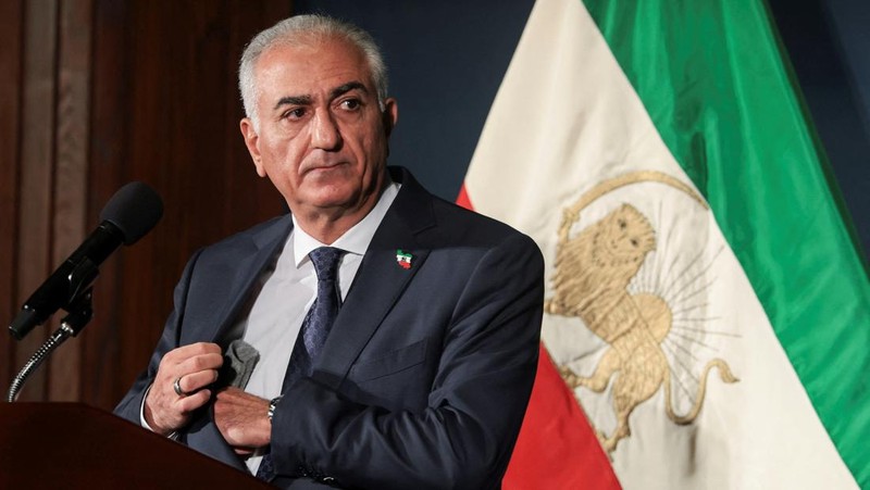 Reza Pahlavi, putra Shah terakhir Iran yang diasingkan dan tokoh terkemuka dalam oposisi yang terpecah-pecah, berbicara selama konferensi pers di Washington, D.C., AS, Jumat (16/1/2026). (REUTERS/Jonathan Ernst)