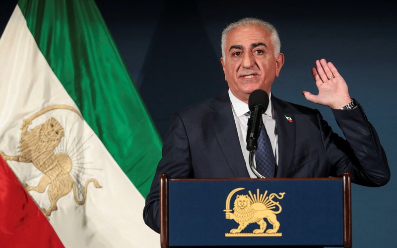 Reza Pahlavi, putra Shah terakhir Iran yang diasingkan dan tokoh terkemuka dalam oposisi yang terpecah-pecah, berbicara selama konferensi pers di Washington, D.C., AS, Jumat (16/1/2026). (REUTERS/Jonathan Ernst)