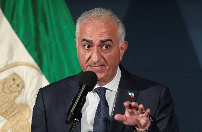 Reza Pahlavi, putra Shah terakhir Iran yang diasingkan dan tokoh terkemuka dalam oposisi yang terpecah-pecah, berbicara selama konferensi pers di Washington, D.C., AS, Jumat (16/1/2026). (REUTERS/Jonathan Ernst)