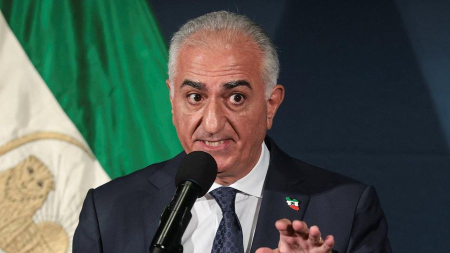 Reza Pahlavi, putra Shah terakhir Iran yang diasingkan dan tokoh terkemuka dalam oposisi yang terpecah-pecah, berbicara selama konferensi pers di Washington, D.C., AS, Jumat (16/1/2026). (REUTERS/Jonathan Ernst)