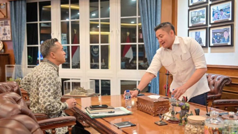 Sekretaris Kabinet Teddy Indra Wijaya menerima Ketua Umum Kamar Dagang dan Industri (Kadin) Indonesia Anindya Bakrie untuk mendengarkan laporan sekaligus berdiskusi mengenai prioritas program Kadin tahun 2026. (Instagra/sekretariat.kabinet)