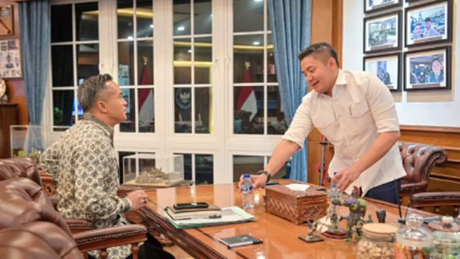 Seskab Teddy Temui Bos Kadin Malam-Malam, Bahas MBG Hingga WEF Davos