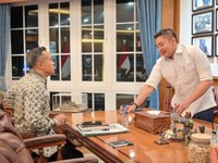 Seskab Teddy Temui Bos Kadin Malam-Malam, Bahas MBG Hingga WEF Davos