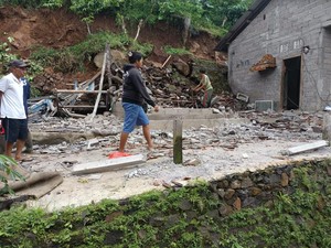 Hujan Deras Picu Longsor di Busungbiu, Satu Rumah Warga Tertimbun