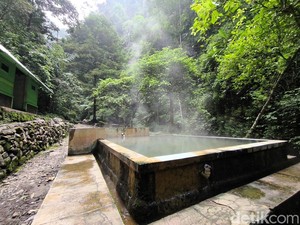 Pesona Air Panas Alami Lembah Cilengkrang di Kaki Gunung Ciremai