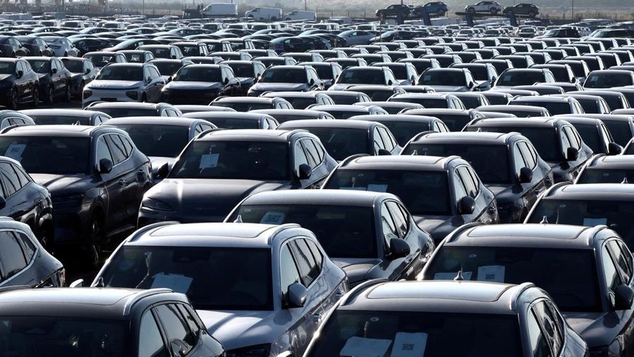 Mobil-mobil baru, termasuk kendaraan listrik buatan China dari perusahaan BYD. REUTERS/Yves Herman/File Photo