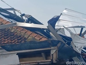 Warga Probolinggo Bersih-bersih Usai Puting Beliung Melanda 20 Rumah
