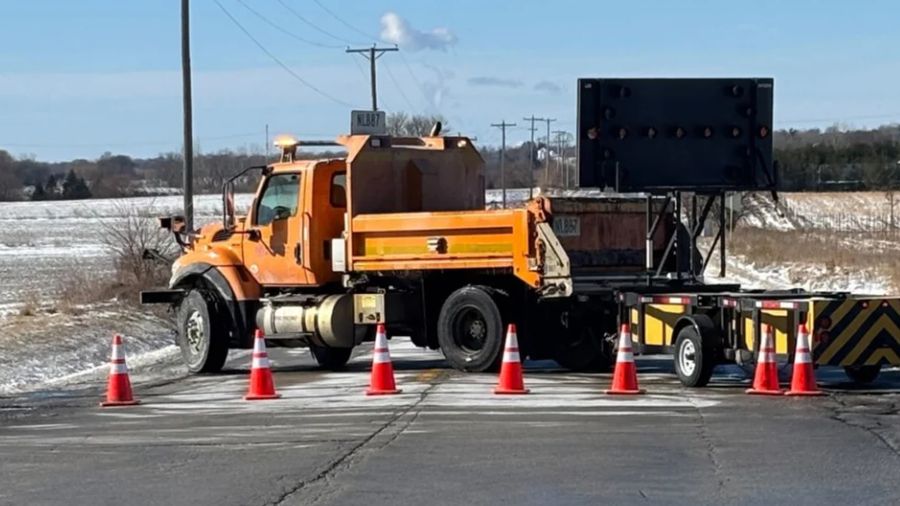 Kecelakaan bus sekolah dan mobil penumpang pada Kamis pagi di pinggiran Manhattan, Illinois, menewaskan sedikitnya satu orang dan menyebabkan 11 lainnya, termasuk siswa, dilarikan ke rumah sakit. Jalan-jalan diperkirakan akan ditutup selama beberapa jam sementara polisi melakukan penyelidikan. (Tangkapan Layar NBC Chicago)