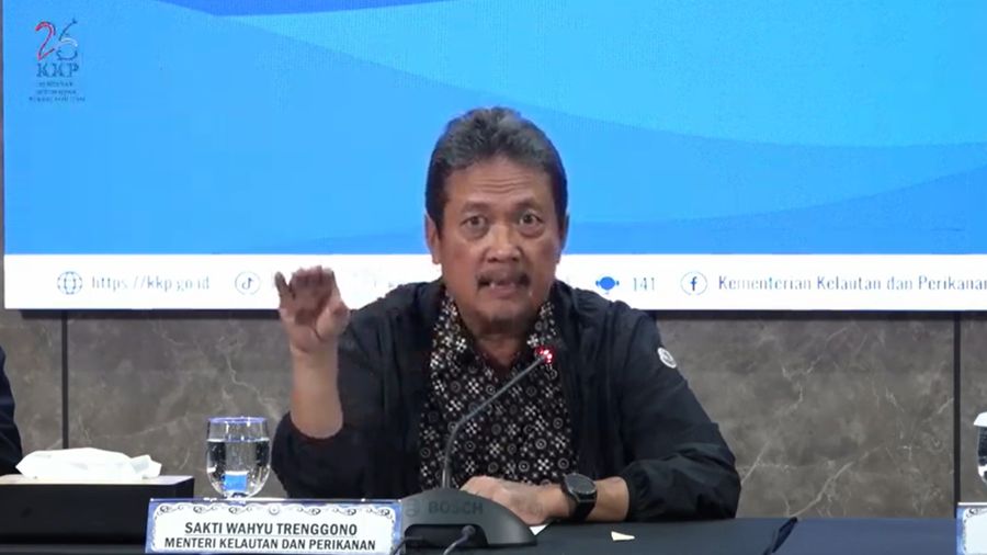 Menteri Kelautan dan Perikanan (KKP) Indonesia Sakti Wahyu Trenggono dalam Konferensi Pers terkait Kecelakaan Pesawat Indonesia Airtransport. (Tangkapan Layar Youtube)