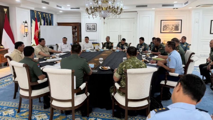 Presiden Prabowo Subianto menerima pertemuan rutin bersama beberapa pejabat utama Tentara Nasional Indonesia (TNI), di antaranya Panglima dan Wakil Panglima TNI, Kepala Staf Angkatan Darat, Laut, dan Udara, di Istana Merdeka, Jakarta, Jumat, 16 Januari 2026. (Instagram/Sekretariat.Kabinet)