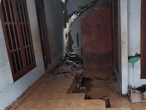Rumah Terbelah Usai Tanah Gerak Meluas di Pamekasan, Warga Mengungsi