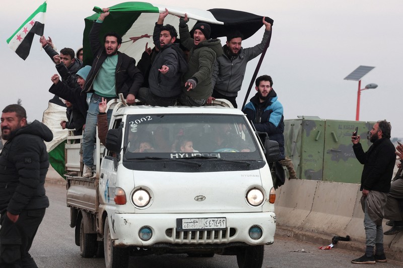 Soldiers in military vehicles on a road to Dayr Hafir east of Aleppo, after a Kurdish-led Syrian Democratic Forces (SDF) withdrawal from the area and its takeover by the Syrian army, in Aleppo, Syria, January 17, 2026. REUTERS/Mahmoud Hassano