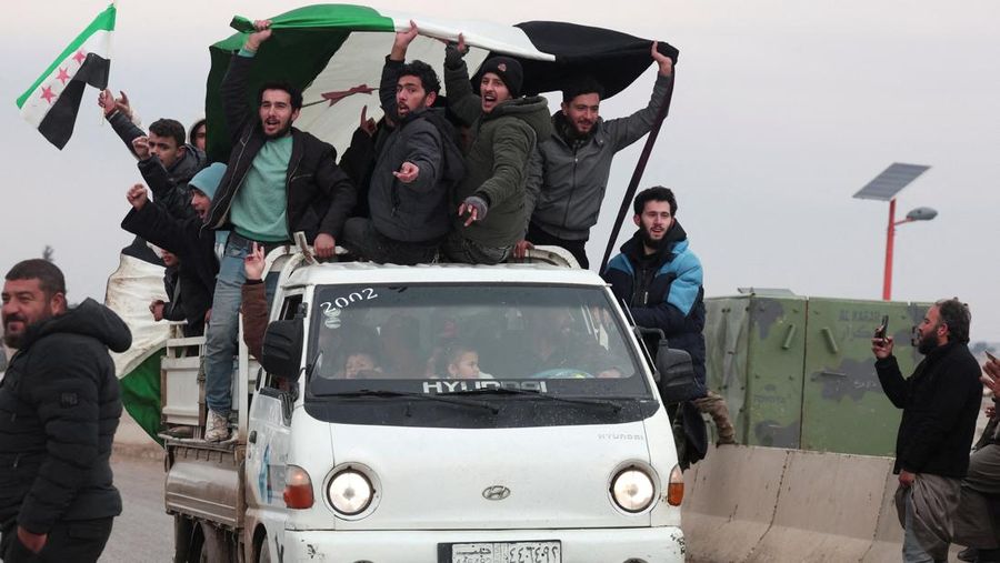 Soldiers in military vehicles on a road to Dayr Hafir east of Aleppo, after a Kurdish-led Syrian Democratic Forces (SDF) withdrawal from the area and its takeover by the Syrian army, in Aleppo, Syria, January 17, 2026. REUTERS/Mahmoud Hassano