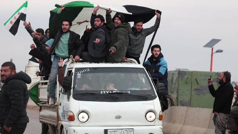 Soldiers in military vehicles on a road to Dayr Hafir east of Aleppo, after a Kurdish-led Syrian Democratic Forces (SDF) withdrawal from the area and its takeover by the Syrian army, in Aleppo, Syria, January 17, 2026. REUTERS/Mahmoud Hassano