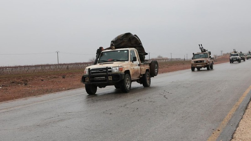 Soldiers in military vehicles on a road to Dayr Hafir east of Aleppo, after a Kurdish-led Syrian Democratic Forces (SDF) withdrawal from the area and its takeover by the Syrian army, in Aleppo, Syria, January 17, 2026. REUTERS/Mahmoud Hassano