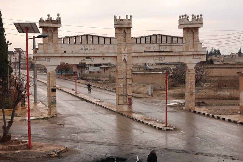 Soldiers in military vehicles on a road to Dayr Hafir east of Aleppo, after a Kurdish-led Syrian Democratic Forces (SDF) withdrawal from the area and its takeover by the Syrian army, in Aleppo, Syria, January 17, 2026. REUTERS/Mahmoud Hassano