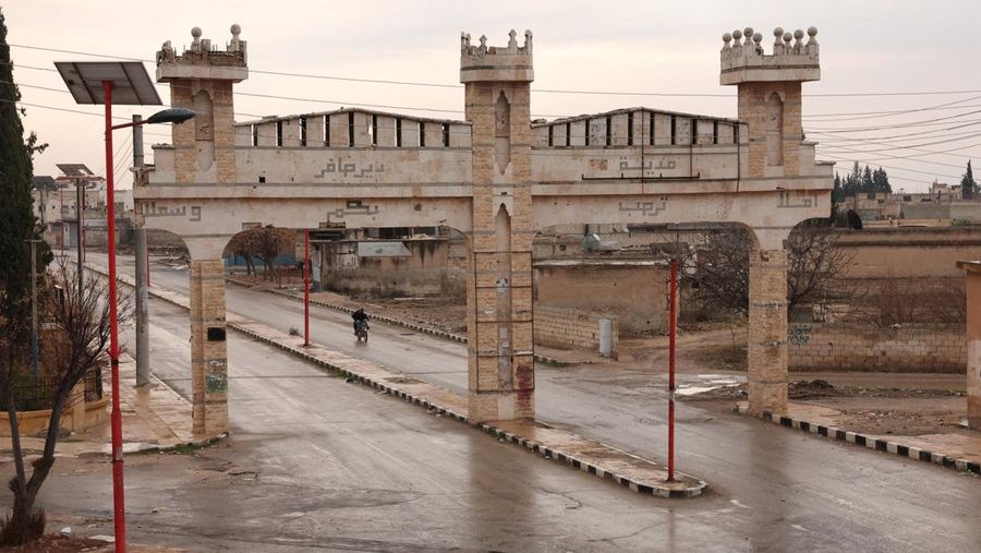 Soldiers in military vehicles on a road to Dayr Hafir east of Aleppo, after a Kurdish-led Syrian Democratic Forces (SDF) withdrawal from the area and its takeover by the Syrian army, in Aleppo, Syria, January 17, 2026. REUTERS/Mahmoud Hassano