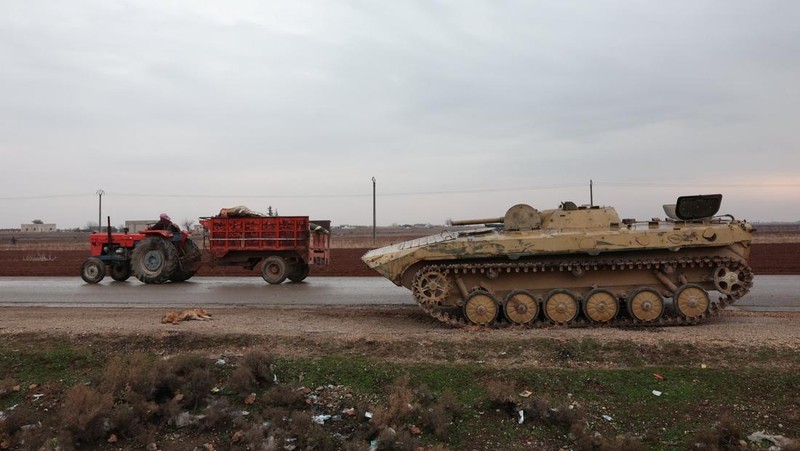 Soldiers in military vehicles on a road to Dayr Hafir east of Aleppo, after a Kurdish-led Syrian Democratic Forces (SDF) withdrawal from the area and its takeover by the Syrian army, in Aleppo, Syria, January 17, 2026. REUTERS/Mahmoud Hassano