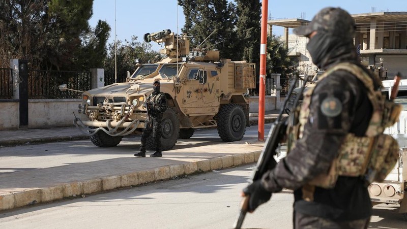 Soldiers in military vehicles on a road to Dayr Hafir east of Aleppo, after a Kurdish-led Syrian Democratic Forces (SDF) withdrawal from the area and its takeover by the Syrian army, in Aleppo, Syria, January 17, 2026. REUTERS/Mahmoud Hassano