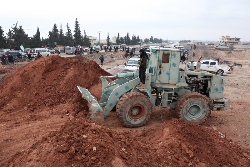 Soldiers in military vehicles on a road to Dayr Hafir east of Aleppo, after a Kurdish-led Syrian Democratic Forces (SDF) withdrawal from the area and its takeover by the Syrian army, in Aleppo, Syria, January 17, 2026. REUTERS/Mahmoud Hassano