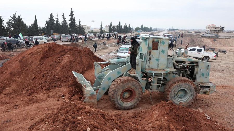 Soldiers in military vehicles on a road to Dayr Hafir east of Aleppo, after a Kurdish-led Syrian Democratic Forces (SDF) withdrawal from the area and its takeover by the Syrian army, in Aleppo, Syria, January 17, 2026. REUTERS/Mahmoud Hassano