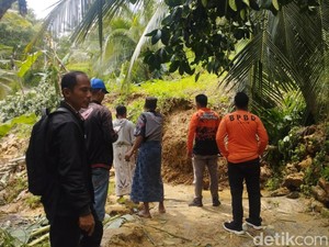Tanah Gerak di Pamekasan Tutup Total Jalan Desa dan Rusak 16 Rumah