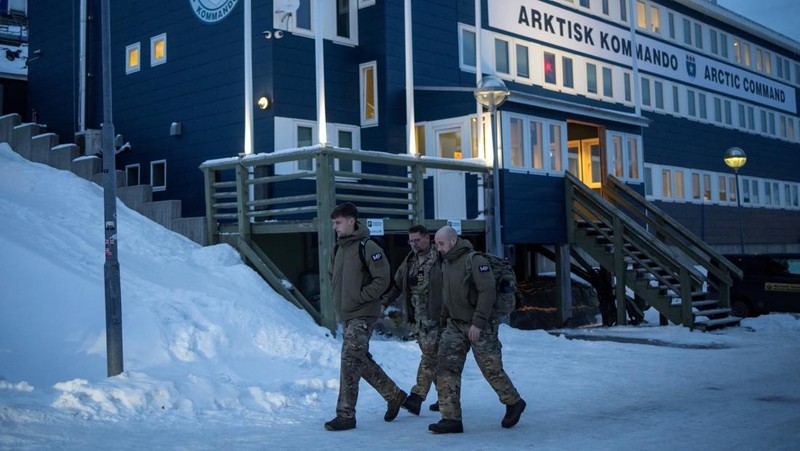 European soldiers attend a briefing during a military exercise in Nuuk, Greenland, in this handout image released on January 16, 2026. Danish Defence/Handout via REUTERS    THIS IMAGE HAS BEEN SUPPLIED BY A THIRD PARTY. NO RESALES. NO ARCHIVES. MANDATORY CREDIT