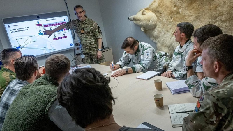 European soldiers attend a briefing during a military exercise in Nuuk, Greenland, in this handout image released on January 16, 2026. Danish Defence/Handout via REUTERS    THIS IMAGE HAS BEEN SUPPLIED BY A THIRD PARTY. NO RESALES. NO ARCHIVES. MANDATORY CREDIT