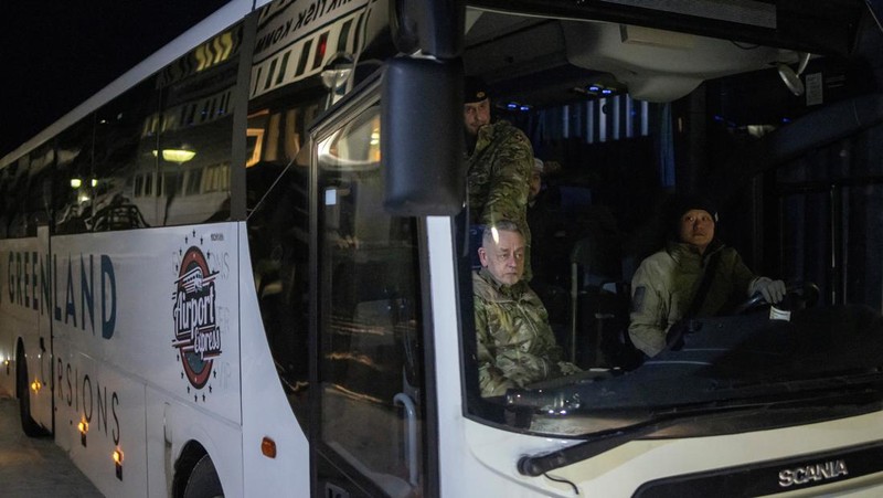 European soldiers attend a briefing during a military exercise in Nuuk, Greenland, in this handout image released on January 16, 2026. Danish Defence/Handout via REUTERS    THIS IMAGE HAS BEEN SUPPLIED BY A THIRD PARTY. NO RESALES. NO ARCHIVES. MANDATORY CREDIT