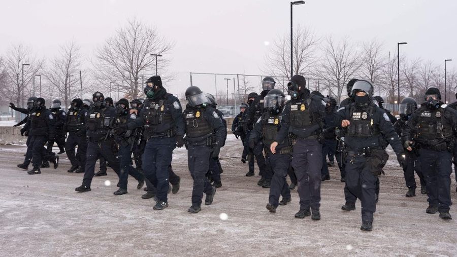 Agen Bea Cukai dan Perlindungan Perbatasan AS (CBP) menyerbu para demonstran selama protes di luar Gedung Federal Bishop Henry Whipple, lebih dari seminggu setelah seorang agen Imigrasi dan Penegakan Bea Cukai AS (ICE) menembak mati Renee Nicole Good pada 7 Januari, di Minneapolis, Minnesota, AS, 16 Januari 2026. REUTERS/Tim Evans