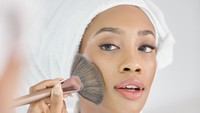 Makeup Mulai Luntur? Ini Cara Touch-Up Bedak Tabur Tanpa Cakey