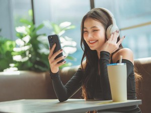 Ponsel Vs Tumbler: Mana yang Lebih Rentan Terkontaminasi di Meja Makan?