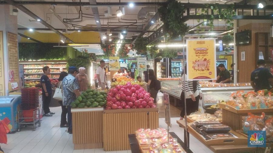 Aneka buah di Transmart Kokas, Minggu, 18/1. (CNBC Indonesia/Elga)