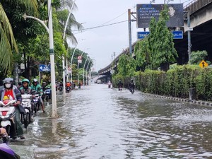 Jalan Ahmad Yani Jakpus Banjir, Pemotor Lintasi Trotoar