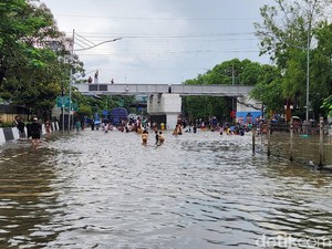 Jalan Gunung Sahari Jakpus Banjir, Kendaraan Tak Bisa Melintas