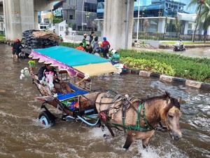 Jalan Boulevard Kelapa Gading Banjir, Motor Mogok-Delman Tetap Melaju
