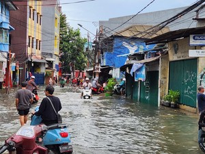Banjir Terjadi di Pademangan Jakut, Warga Dorong Motor Lintasi Air