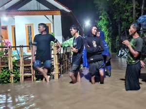 Video: Momen Evakuasi Anak-Lansia Korban Banjir Probolinggo