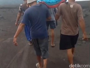 Warga Sakit di Lumajang Dievakuasi dengan Tandu Seberangi Lahar Semeru