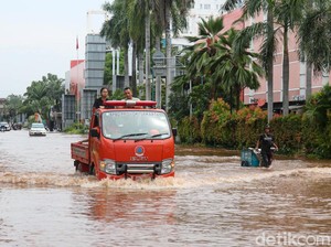 4 RT dan 12 Ruas Jalan di Jakut Masih Terendam Banjir Malam ini