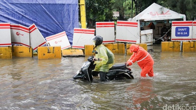 Banjir Rendam Jalan Jembatan Tiga Raya, Akses Utama Pluit Lumpuh. (Gilang Fathurrahman/Detikcom