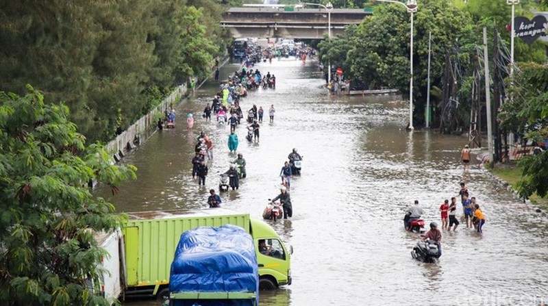 Banjir Rendam Jalan Jembatan Tiga Raya, Akses Utama Pluit Lumpuh. (Gilang Fathurrahman/Detikcom