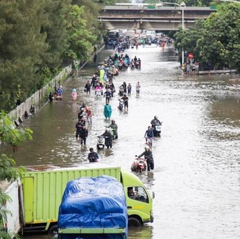 Potret Banjir di Sejumlah Titik Jakarta, Tersendat-Motor Masuk Tol