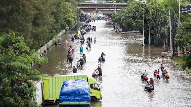 Potret Banjir di Sejumlah Titik Jakarta, Tersendat-Motor Masuk Tol