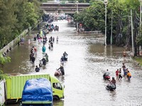 Potret Banjir di Sejumlah Titik Jakarta, Tersendat-Motor Masuk Tol