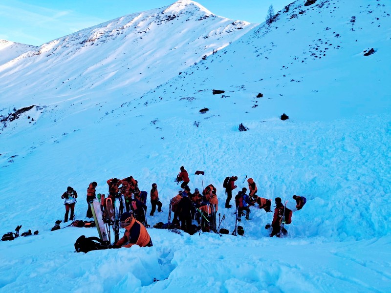 Rescue workers stand near the site where four skiers were killed in an avalanche in Pongau district, Austria, January 17, 2026. BERGRETTUNG SALZBURG/ Handout via REUTERS  THIS IMAGE HAS BEEN SUPPLIED BY A THIRD PARTY