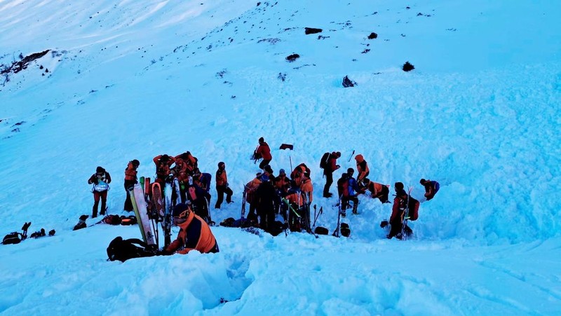 Rescue workers stand near the site where four skiers were killed in an avalanche in Pongau district, Austria, January 17, 2026. BERGRETTUNG SALZBURG/ Handout via REUTERS  THIS IMAGE HAS BEEN SUPPLIED BY A THIRD PARTY
