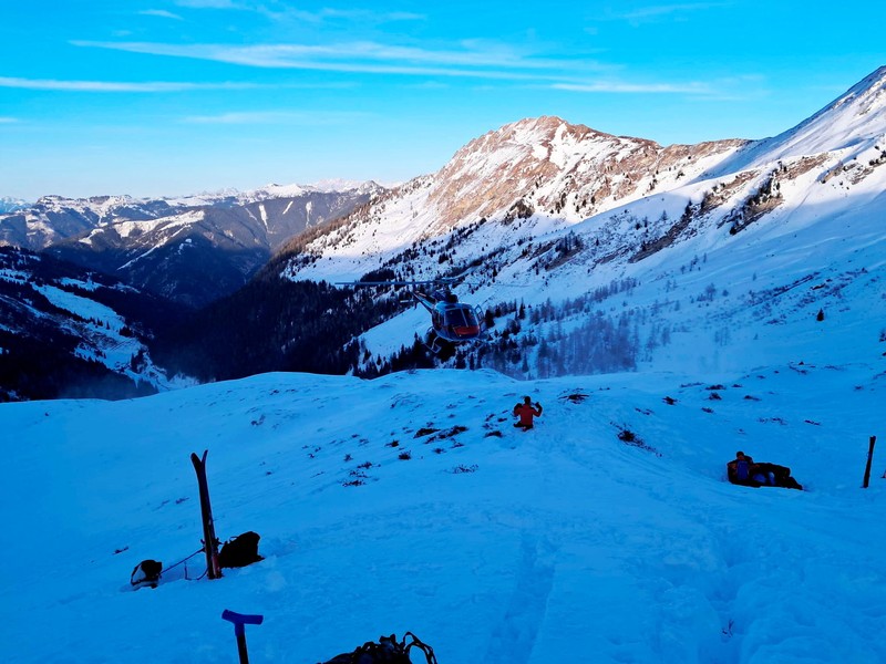 Rescue workers stand near the site where four skiers were killed in an avalanche in Pongau district, Austria, January 17, 2026. BERGRETTUNG SALZBURG/ Handout via REUTERS  THIS IMAGE HAS BEEN SUPPLIED BY A THIRD PARTY