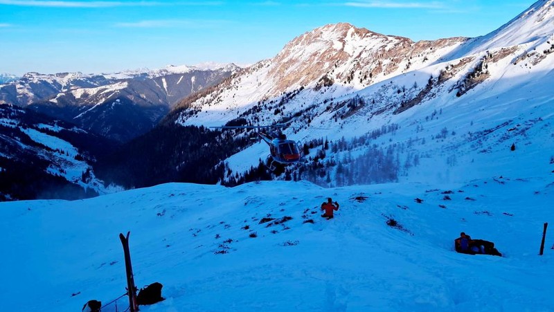 Rescue workers stand near the site where four skiers were killed in an avalanche in Pongau district, Austria, January 17, 2026. BERGRETTUNG SALZBURG/ Handout via REUTERS  THIS IMAGE HAS BEEN SUPPLIED BY A THIRD PARTY