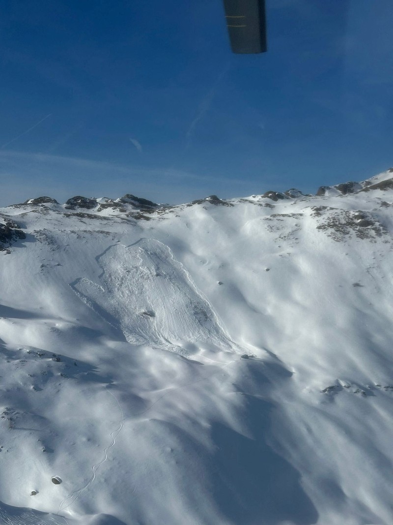 Rescue workers stand near the site where four skiers were killed in an avalanche in Pongau district, Austria, January 17, 2026. BERGRETTUNG SALZBURG/ Handout via REUTERS  THIS IMAGE HAS BEEN SUPPLIED BY A THIRD PARTY